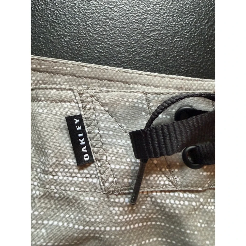 Oakley Mens Board Shorts Grey White Textured Swim Trunks Size 36 RN 96548